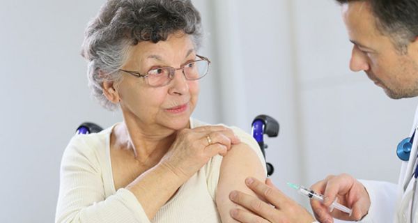 Eine Grippeimpfung wird vor allem älteren Menschen empfohlen.