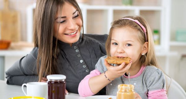 Kinder lieben Erdnüsse oder Erdnussbutter, allerdings können die Erdnüsse zu Nahrungsmittel-Allergien führen.