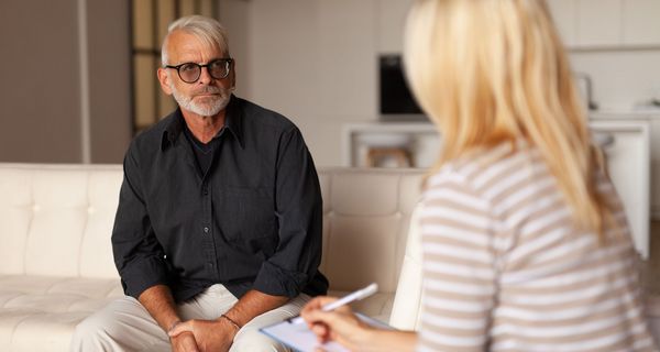 Mann bei der Gesprächtherapie.