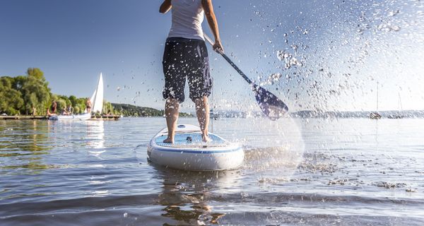 Frau auf einem Paddelboard.