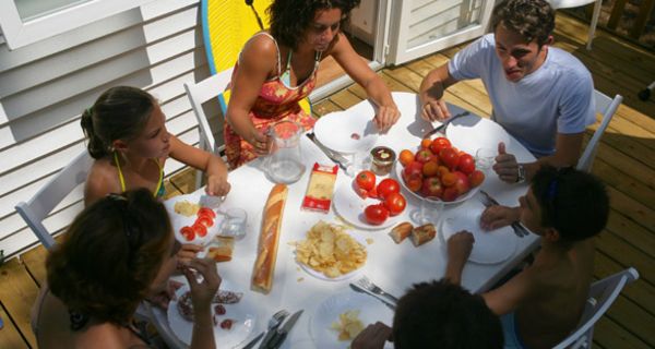 Familie beim gemeinsamen Essen