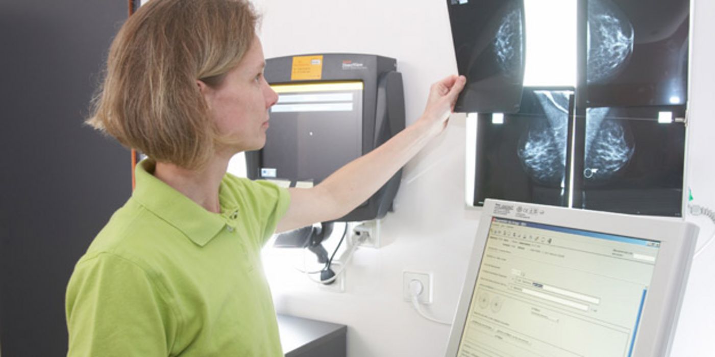 Ärztin betrachtet Mammographie-Bild.