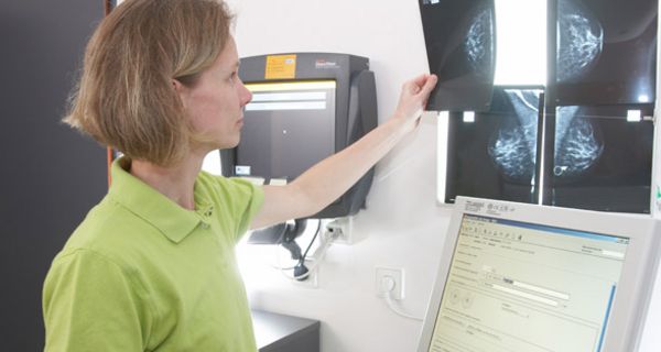 Ärztin mit Röntgenbild der Brust