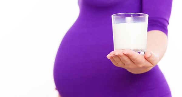 Schwangere trinkt Milch.