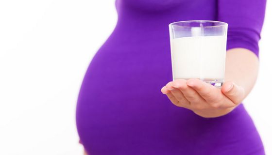 Schwangere trinkt Milch.