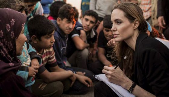Angelina Jolie unterhält sich mit einer Gruppe von syrischen Flüchtlingen.