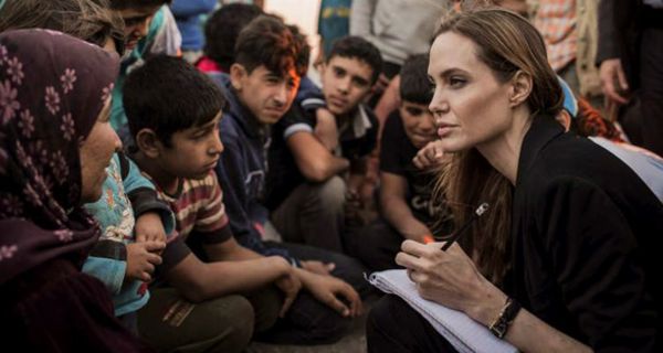 Angelina Jolie unterhält sich mit einer Gruppe von syrischen Flüchtlingen.