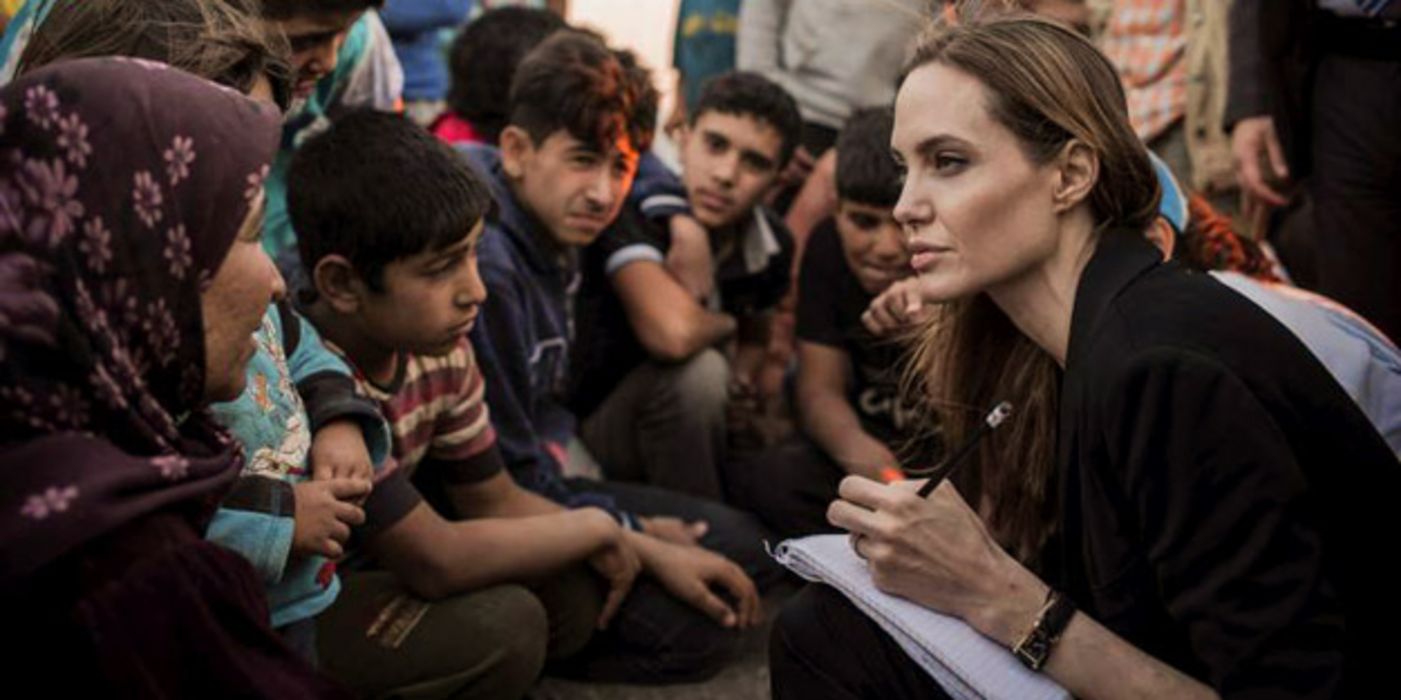 Angelina Jolie unterhält sich mit einer Gruppe von syrischen Flüchtlingen.