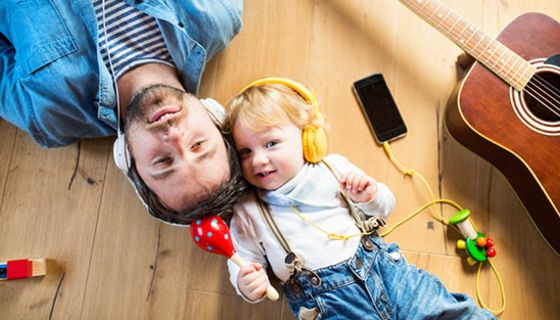 Hören Eltern gemeinsam mit ihren Kindern Musik, stärkt das die Bindung.