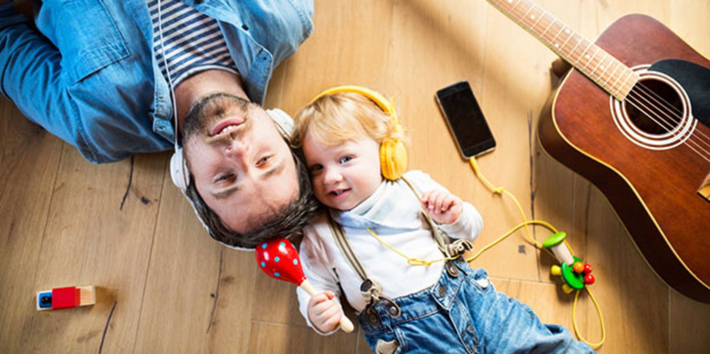 Hören Eltern gemeinsam mit ihren Kindern Musik, stärkt das die Bindung.
