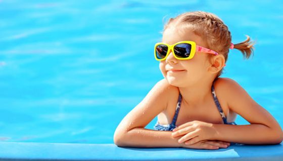 UV-Strahlung kann die Augen schädigen - die richtige Schutzbrille hilft.