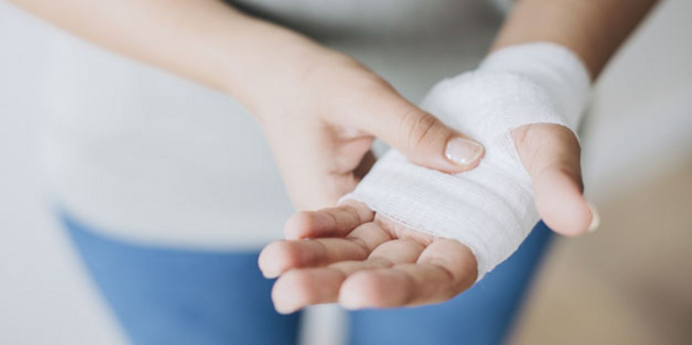 Eine neuartige Bandage soll Wunden schneller heilen lassen als ein herkömmlicher Verband.