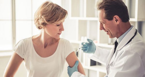 Experten raten, sich gegen FSME impfen zu lassen.