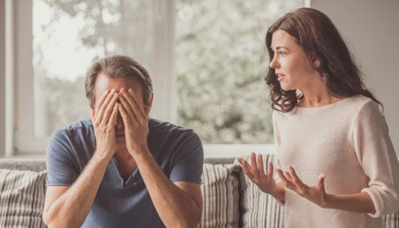 Es gibt Unterschiede, wie Männer und Frauen Untreue bewerten.