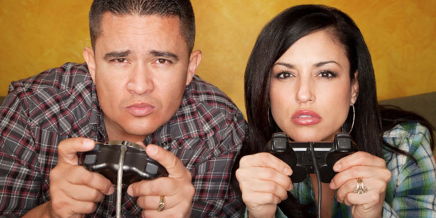 Junge Frau und junger Mann mit Videospiel-Konsolen