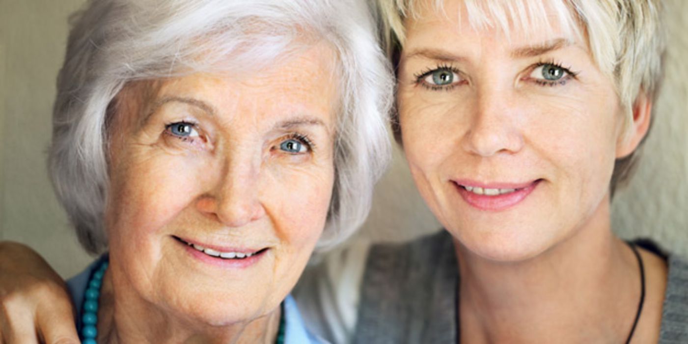 Portrait von Seniorin mit Tochter.