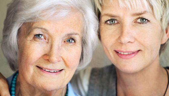 Portrait von Seniorin mit Tochter.