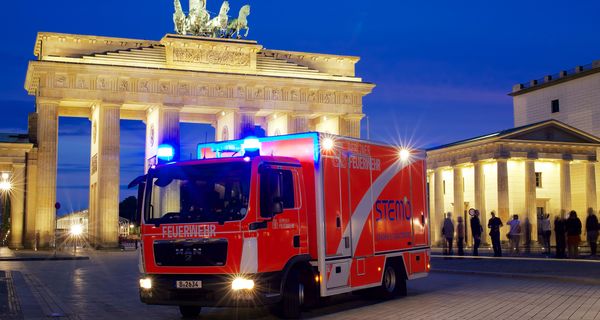 Foto eines STEMO-Fahrzeugs vor dem Brandenburger Tor in Berlin.