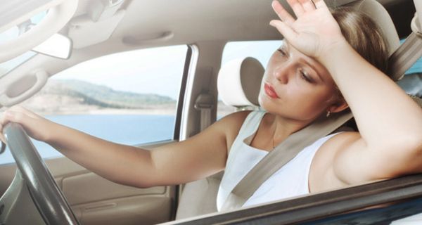 Gerade im Auto fühlt man sich im Sommer manchmal wie in einem Backofen. 