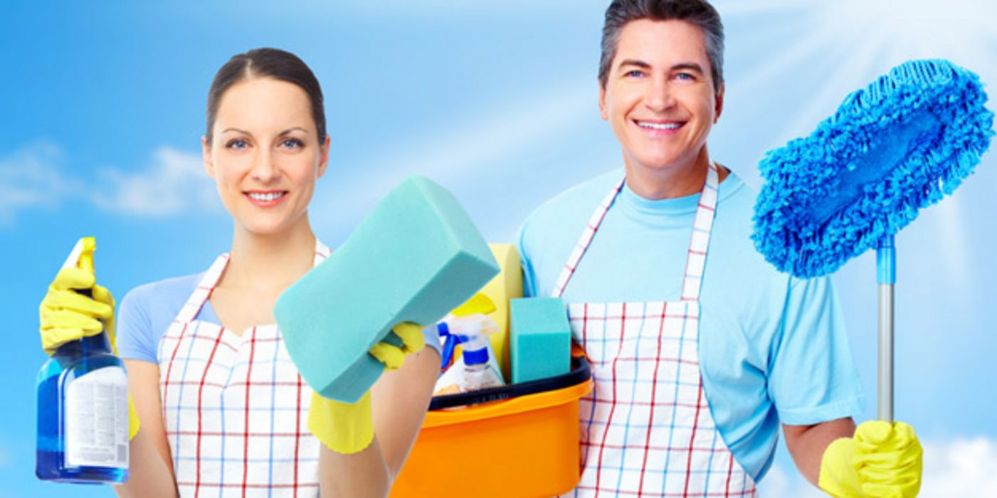 Frau und Mann mit Schürzen, Putzmitteln und Schwämmen startklar zur Hausarbeit