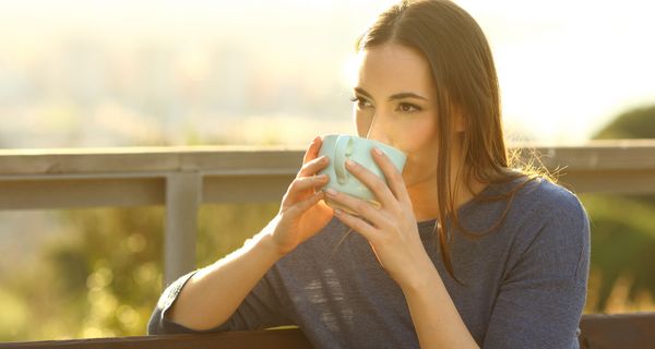 Frau, trinkt eine Tasse Tee.