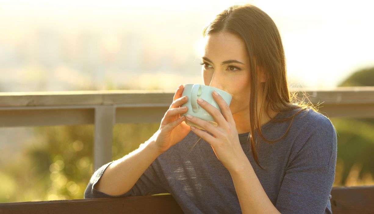 Frau, trinkt eine Tasse Tee.