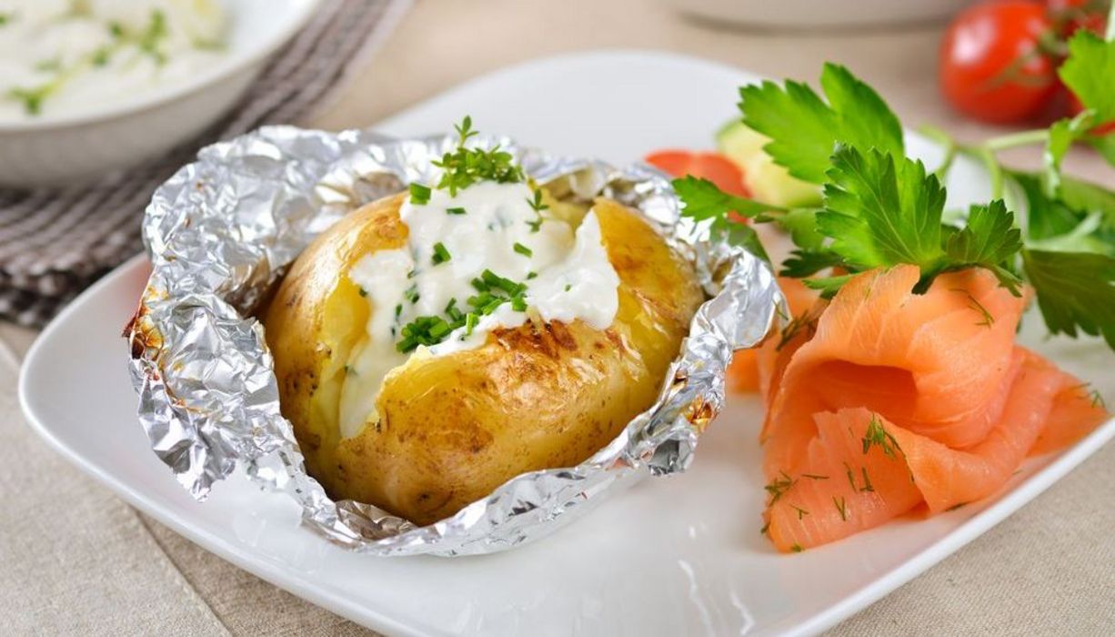 Folienkartoffeln mit würziger Lachs-Quarkcreme | aponet.de