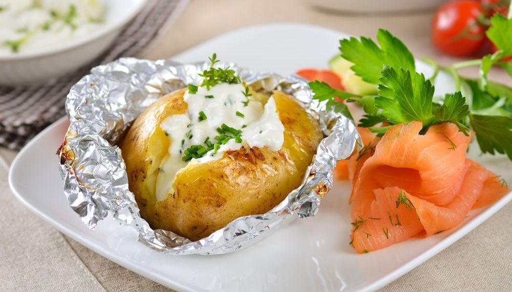 Folienkartoffeln mit würziger Lachs-Quarkcreme | aponet.de