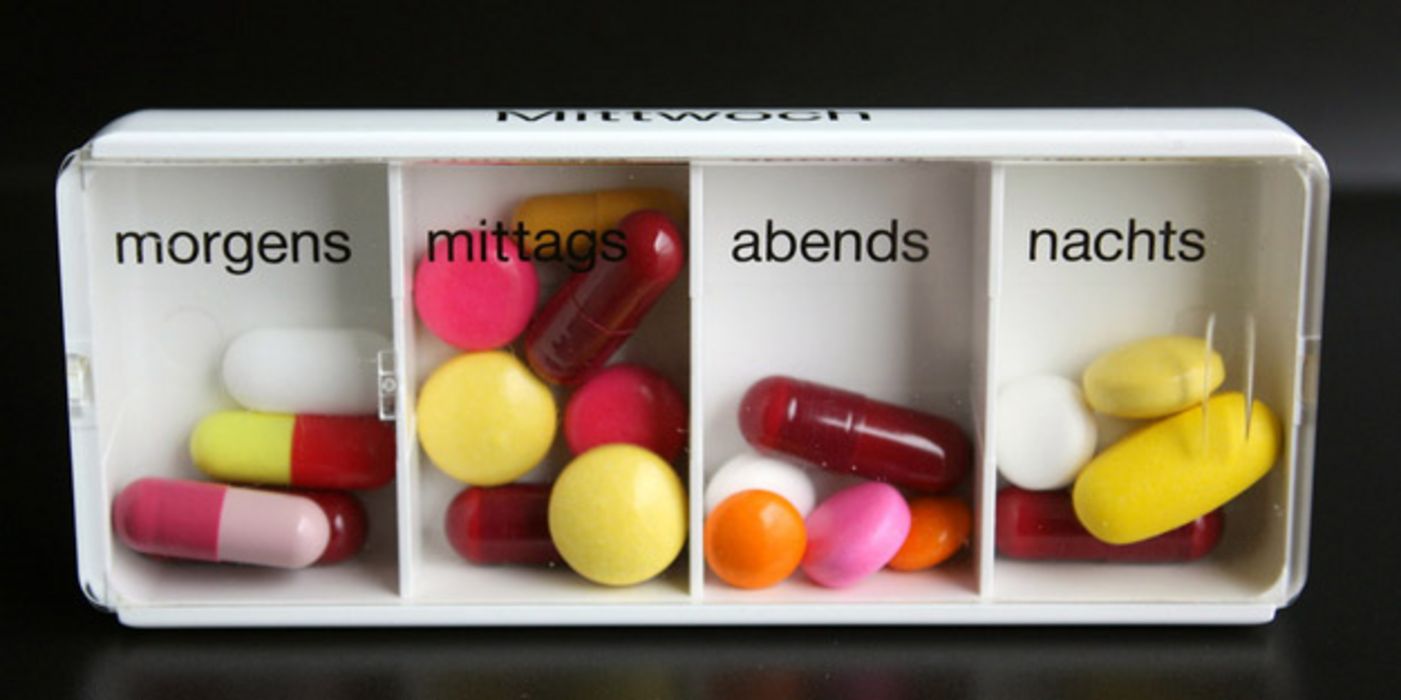 Arznei-Dosette mit Tabletten.