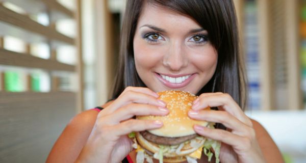 Frau beißt in Hamburger