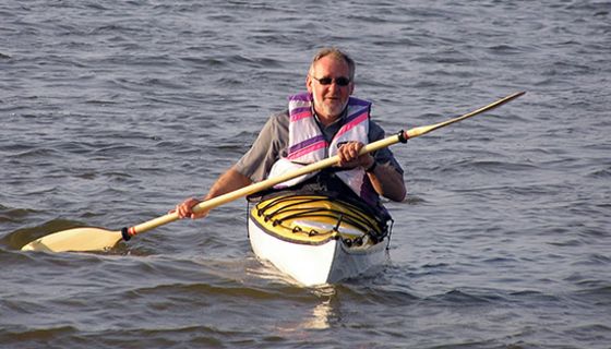 Paddelnder Senior