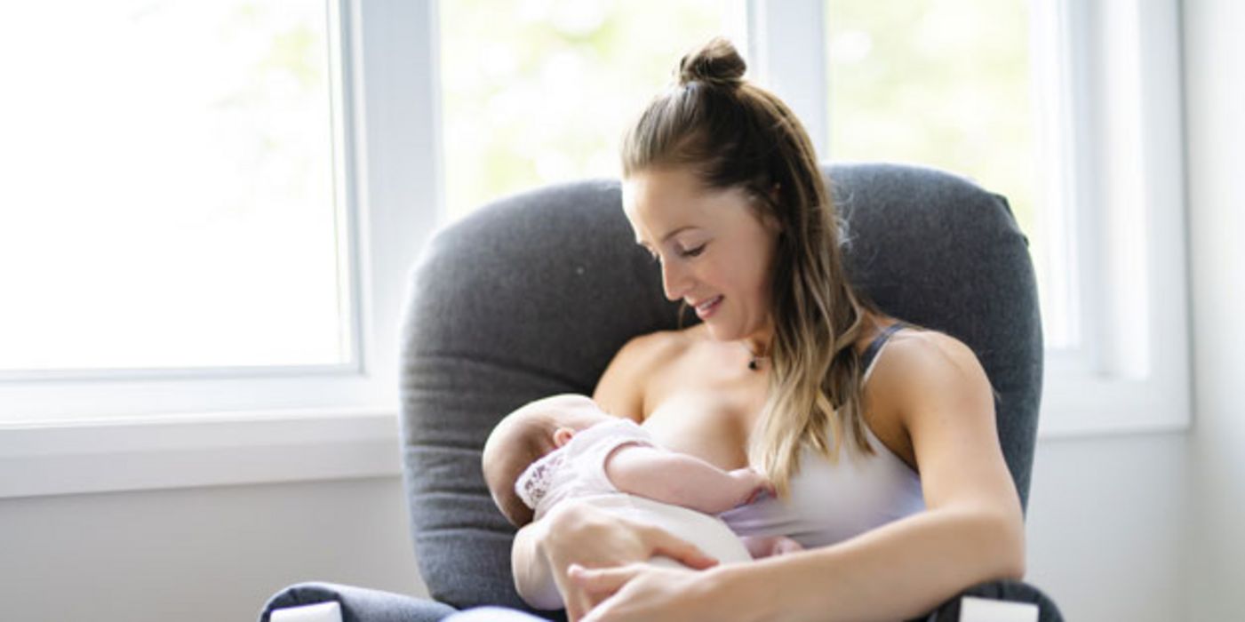 Mit der Muttermilch bekommt das Baby alles was es braucht - gesunde Bifidobakterien inklusive. 