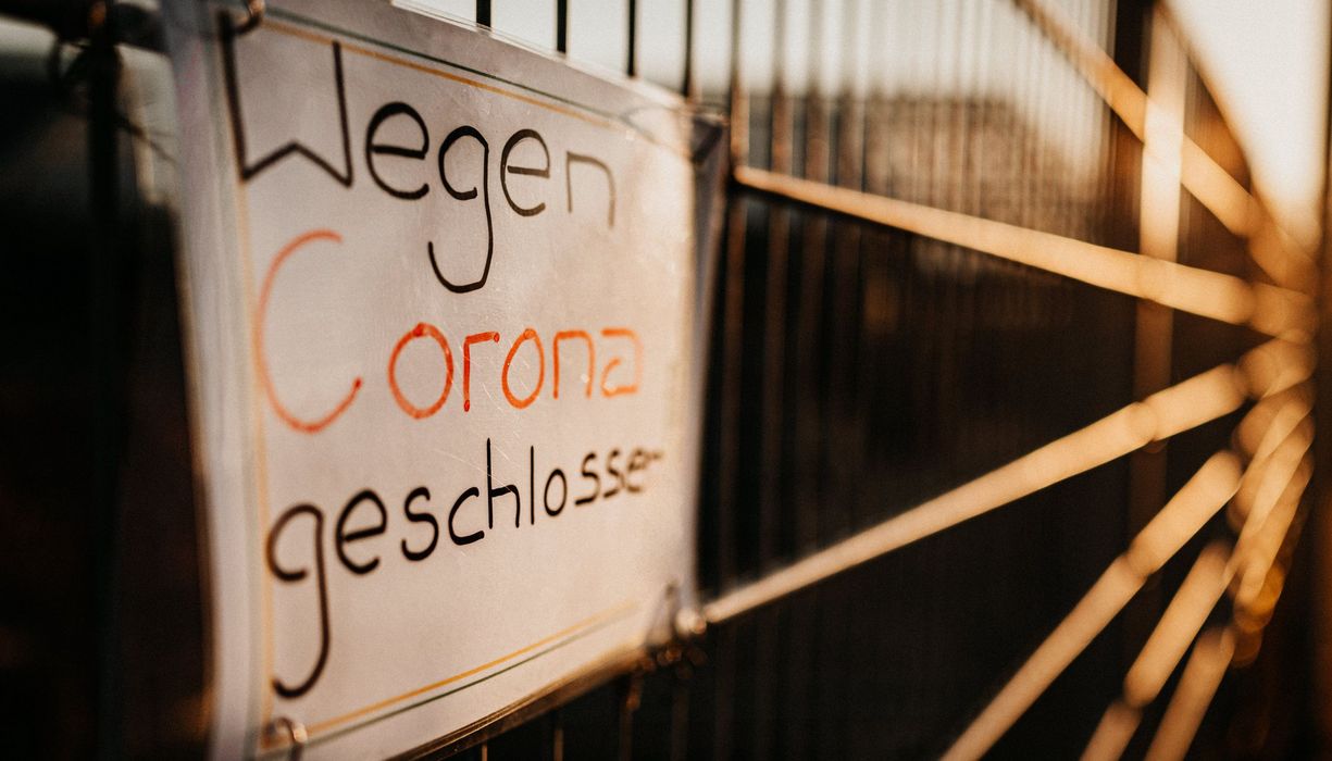Schild mit der Aufschrift "Wegen Corona geschlossen".