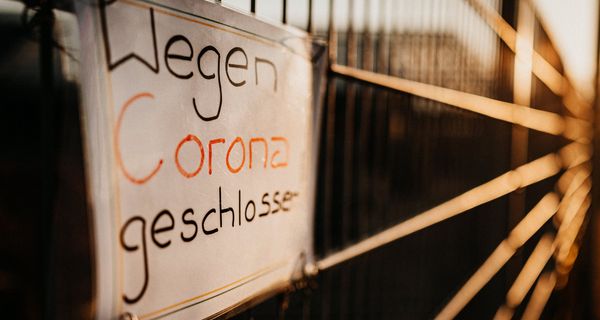 Schild mit der Aufschrift "Wegen Corona geschlossen".