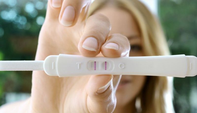 Ein Test aus der Apotheke kann eine Schwangerschaft feststellen.