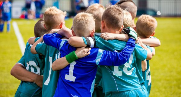 Gruppe von Jungen beim Fußball