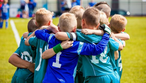 Gruppe von Jungen beim Fußball