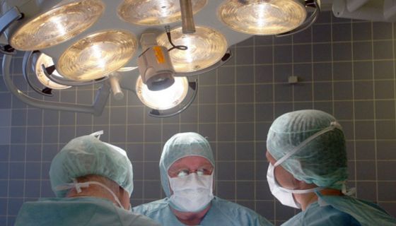 Ärzte im Operationssaal