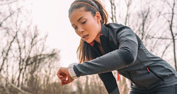  Viele Menschen beschränken sich beim Laufen nicht auf kurze Strecken, sondern Trainieren für lange Distanzen wie etwa einem Marathon.