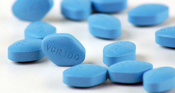 Blaue Viagra-Tabletten auf weißem Hintergrund.