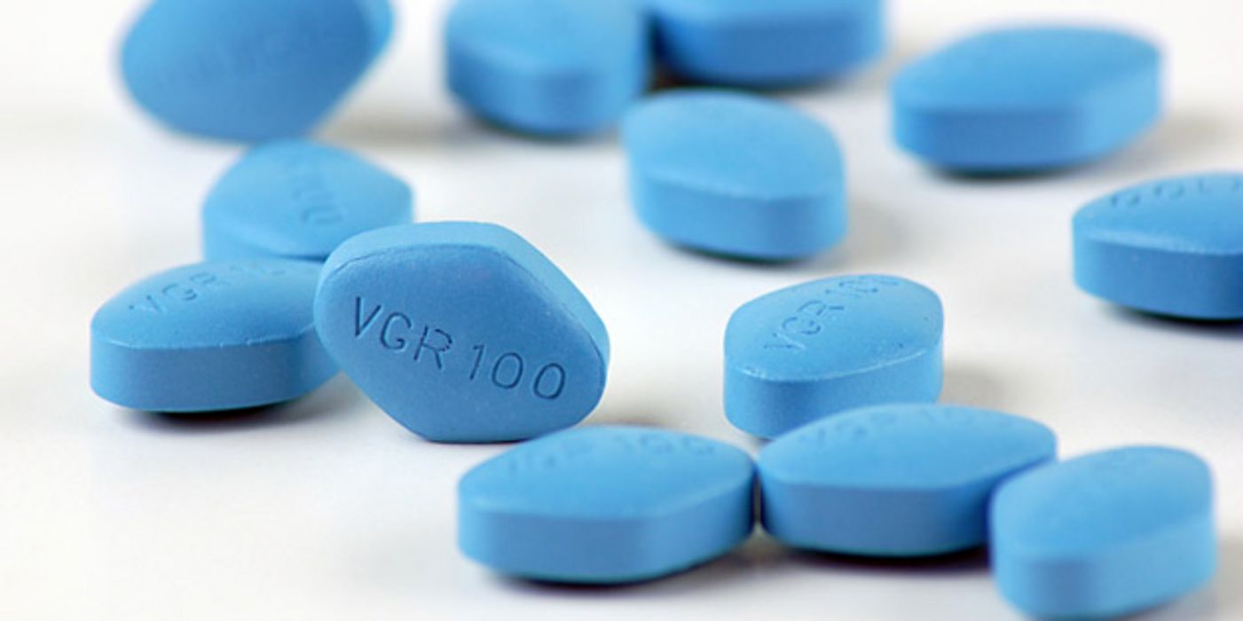 Blaue Viagra-Tabletten auf weißem Hintergrund.