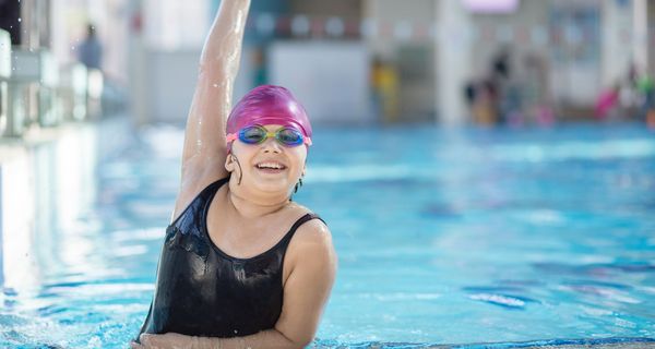Junges Mädchen mit Übergewicht im Schwimmbad.