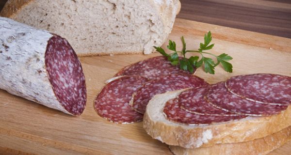 Salami auf Brot