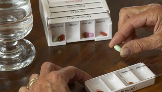 Hand befüllt Tabletten-Dosierhilfe