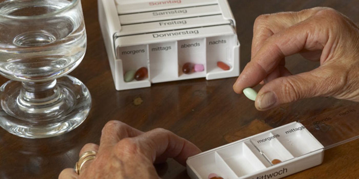 Hand befüllt Tabletten-Dosierhilfe