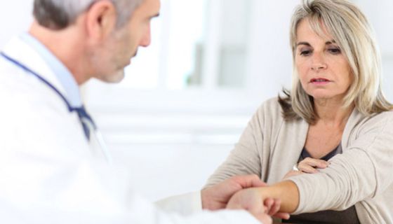 Rheumatoide Arthritis ist durch schmerzende Gelenke gekennzeichnet.