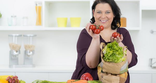 Beim Abnehmen kommt es vor allem auf eine dauerhafte Umstellung der Ernährung und des Lebensstils an.