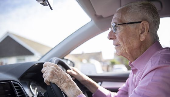 Älterer Autofahrer hinter dem Steuer.