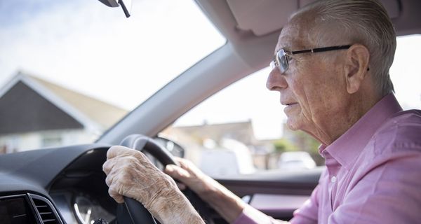 Älterer Autofahrer hinter dem Steuer.