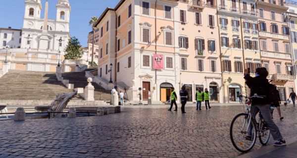 Die Spanische Treppe, eine Haupttouristenattraktion in Rom, ist wegen der Ausgangssperre zurzeit fast menschenleer. Italien hat die Corona-Pandemie besonders schwer getroffen.